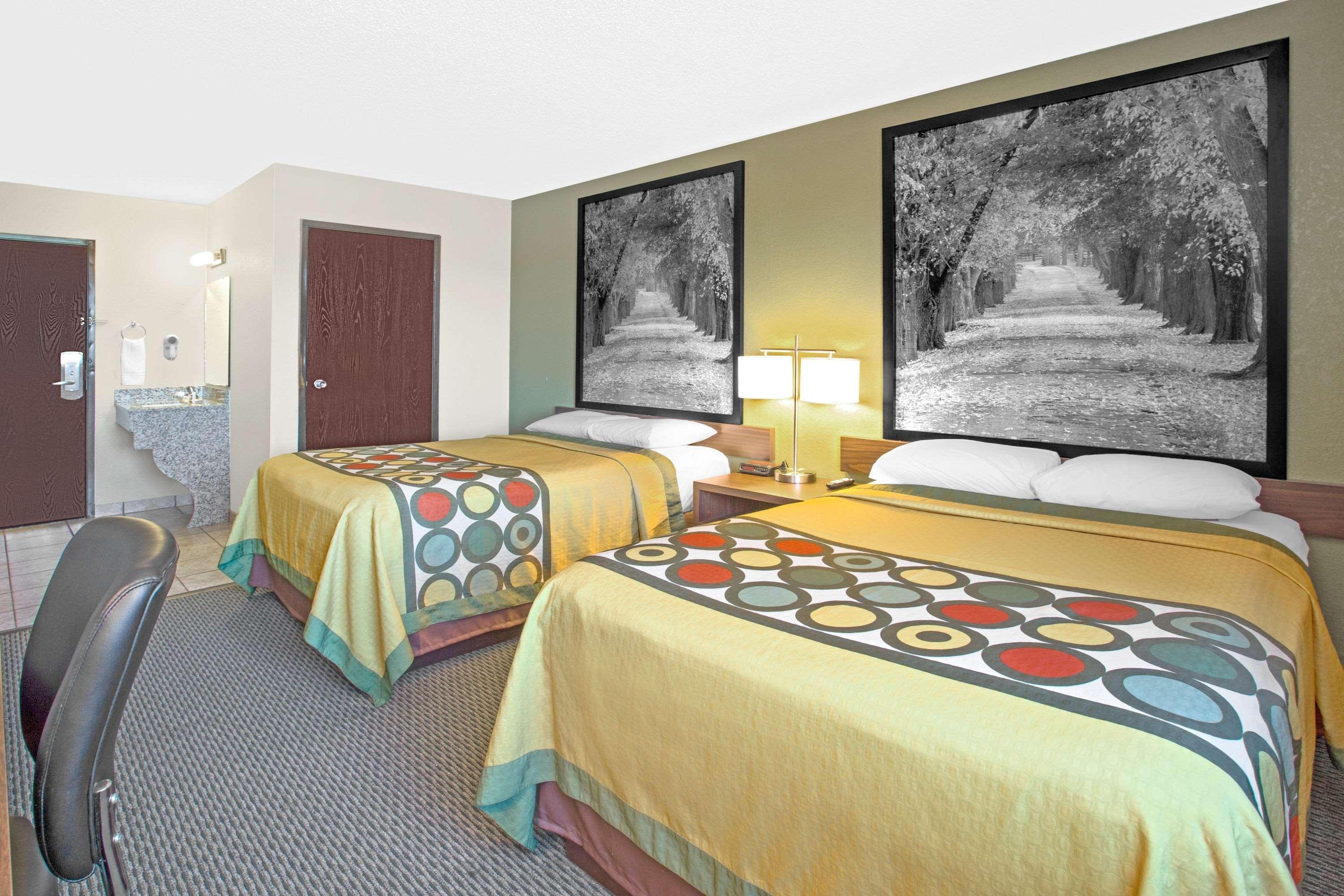 Hotel Super 8 By Wyndham Windsor/Madison North Esterno foto