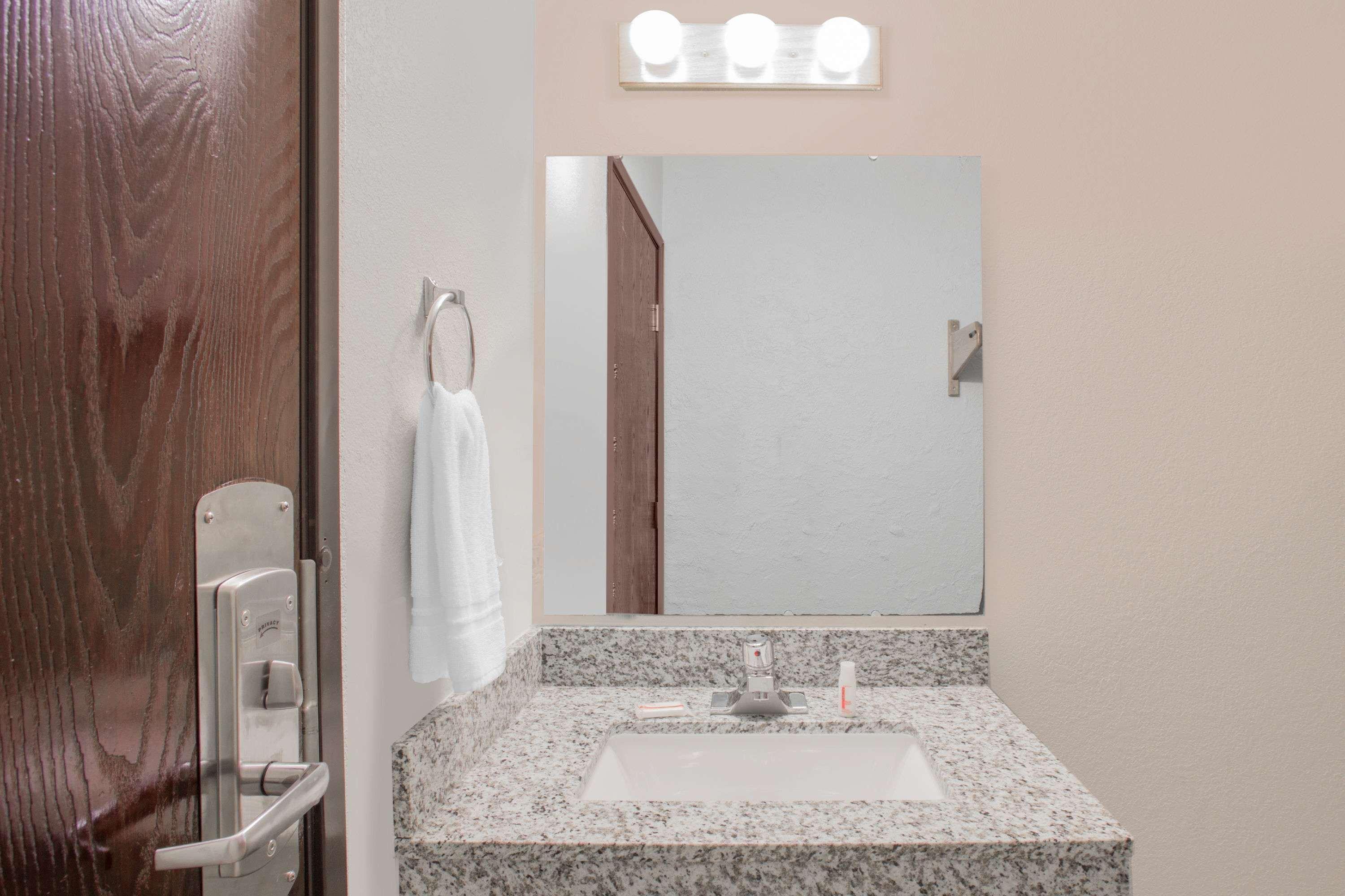 Hotel Super 8 By Wyndham Windsor/Madison North Esterno foto
