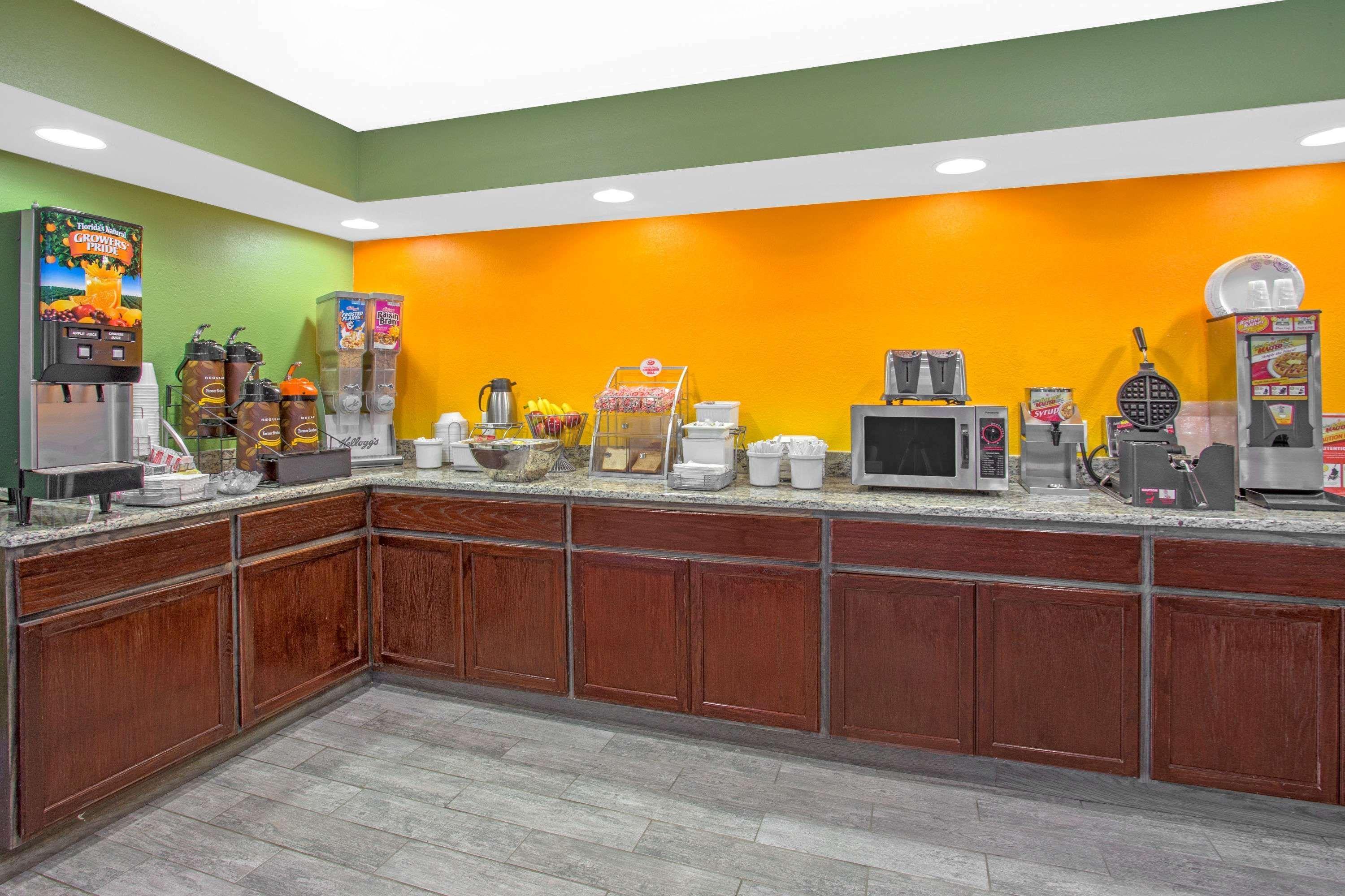 Hotel Super 8 By Wyndham Windsor/Madison North Esterno foto